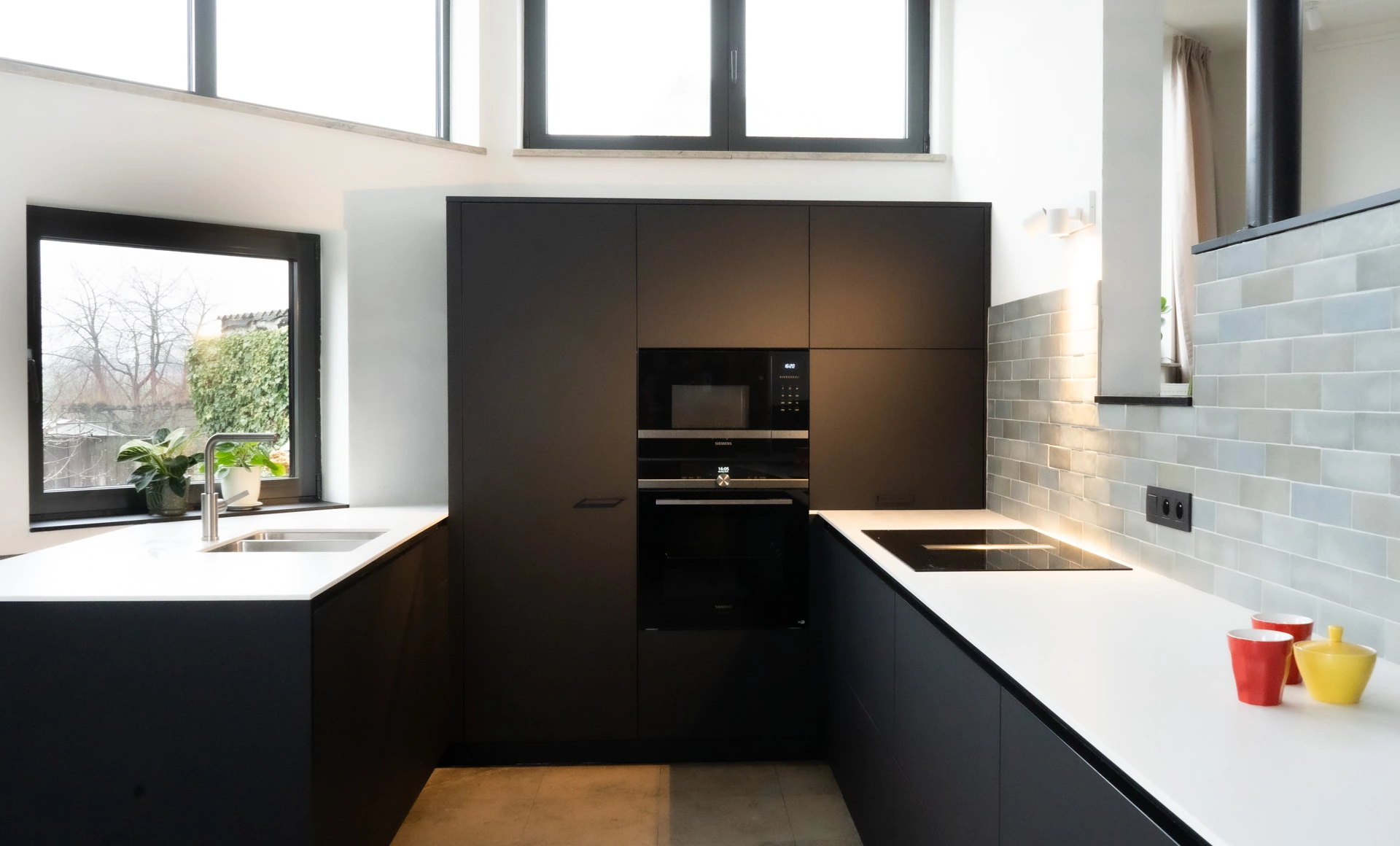 Keuken met donkere kasten en een licht werkblad